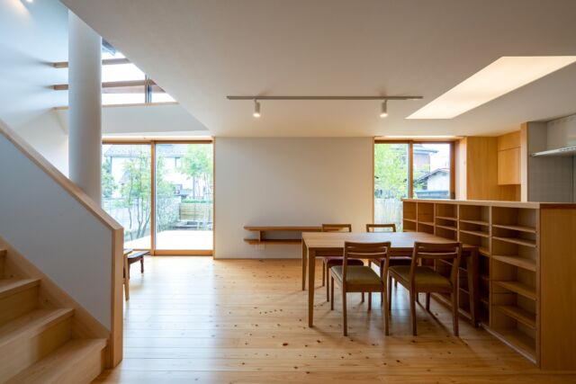 無垢の木の床、塗り壁等自然素材を使った家づくり。

既製品はなるべく使わず、キッチンや建具なども造作にこだわっています。

−−−−−−−−−−−−−−−−−−−−−−
＊他の施工例はこちら
⇒@tatebayashi_ringyo
−−−−−−−−−−−−−−−−−−−−−−

＊館林林業は、無垢材や塗り壁など自然素材をたくさん使った高性能住宅を建てています。

＊資料請求・見学会・無料相談会のご予約はトップのURLからどうぞ
⇒@tatebayashi_ringyo

#自然素材
#自然素材の家
#高性能住宅
#注文住宅
#新築
#家づくり
#工務店
#暮らし
#群馬
#館林