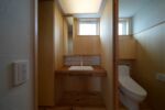 洗面とトイレはすぐ近くに配置。
そうすることで、トイレ用の手洗い器を置く必要がなくなります。

−−−−−−−−−−−−−−−−−−−−−−
＊他の施工例はこちら
⇒@tatebayashi_ringyo
−−−−−−−−−−−−−−−−−−−−−−

＊館林林業は、無垢材や塗り壁など自然素材をたくさん使った高性能住宅を建てています。

＊資料請求・見学会・無料相談会のご予約はトップのURLからどうぞ
⇒@tatebayashi_ringyo

#自然素材
#自然素材の家
#高性能住宅
#注文住宅
#新築
#家づくり
#工務店
#暮らし
#群馬
#館林