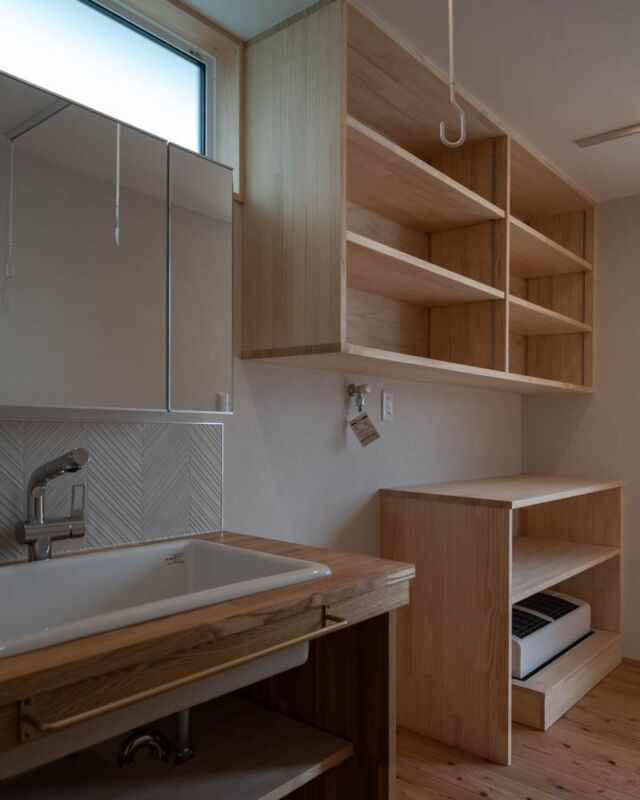 洗面・洗濯室。
洗面、造り付けの棚、既製品を使わず造作で仕上げました。
作業台の下には床下エアコンを設置。

−−−−−−−−−−−−−−−−−−−−−−
＊他の施工例はこちら
⇒@tatebayashi_ringyo
−−−−−−−−−−−−−−−−−−−−−−

＊館林林業は、無垢材や塗り壁など自然素材をたくさん使った高性能住宅を建てています。

＊資料請求・見学会・無料相談会のご予約はトップのURLからどうぞ
⇒@tatebayashi_ringyo

#自然素材
#自然素材の家
#高性能住宅
#注文住宅
#新築
#家づくり
#工務店
#暮らし
#群馬
#館林