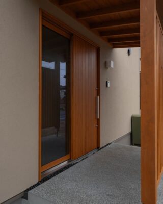 ユダ木工の引戸玄関。

自然素材の家にはやっぱり無垢の木の玄関扉が合います。

−−−−−−−−−−−−−−−−−−−−−−
＊他の施工例はこちら
⇒@tatebayashi_ringyo
−−−−−−−−−−−−−−−−−−−−−−

＊館林林業は、無垢材や塗り壁など自然素材をたくさん使った高性能住宅を建てています。

＊資料請求・見学会・無料相談会のご予約はトップのURLからどうぞ
⇒@tatebayashi_ringyo

#自然素材
#自然素材の家
#高性能住宅
#注文住宅
#新築
#家づくり
#工務店
#暮らし
#群馬
#館林